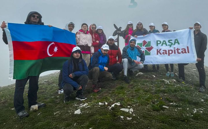 PAŞA Kapital əməkdaşları Müstəqillik Gününə özəl “Xarıbülbül zirvəsi”nə yürüş edib